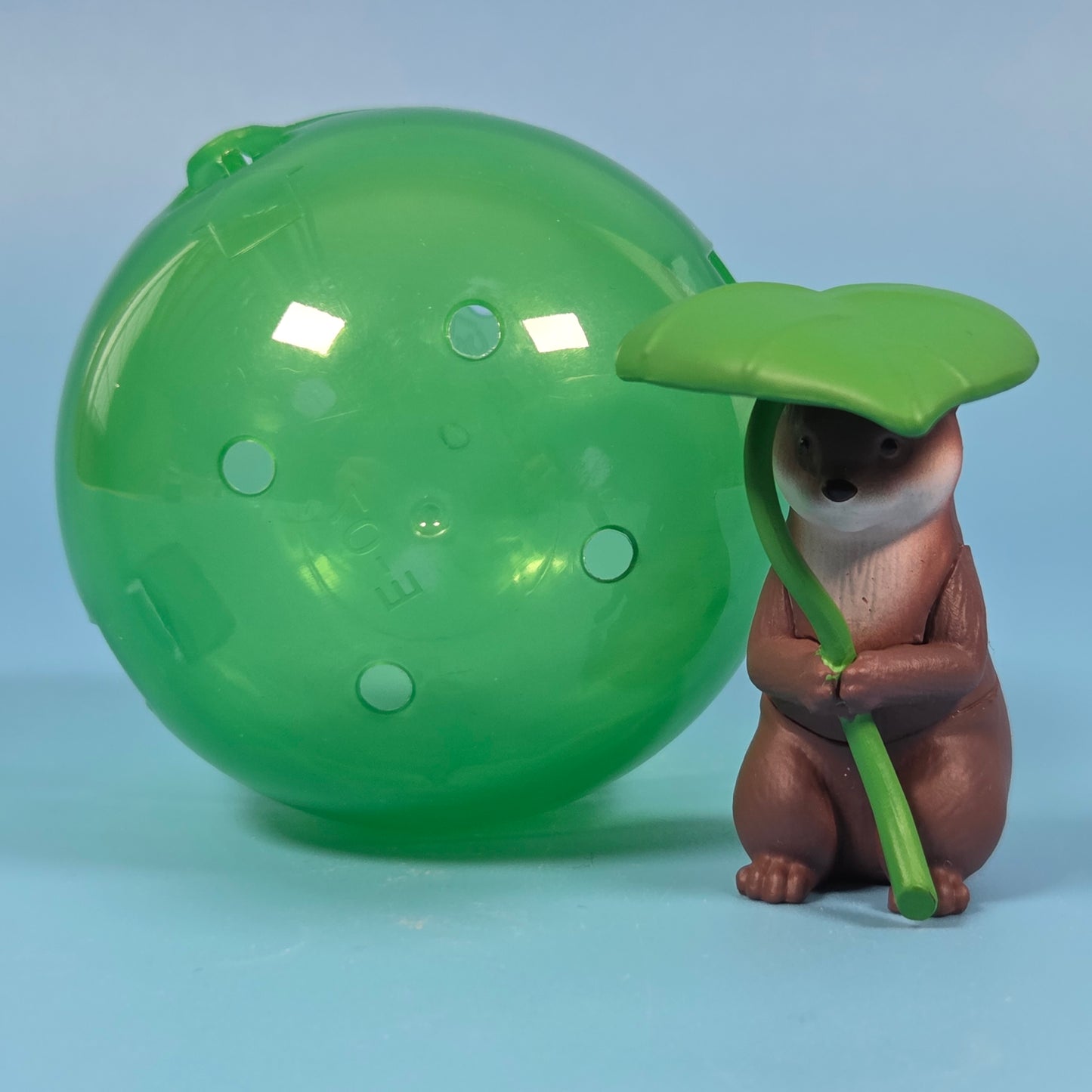 Yasashii Kimochi Rainy Day Gashapon - Otter with Leaf Umbrella