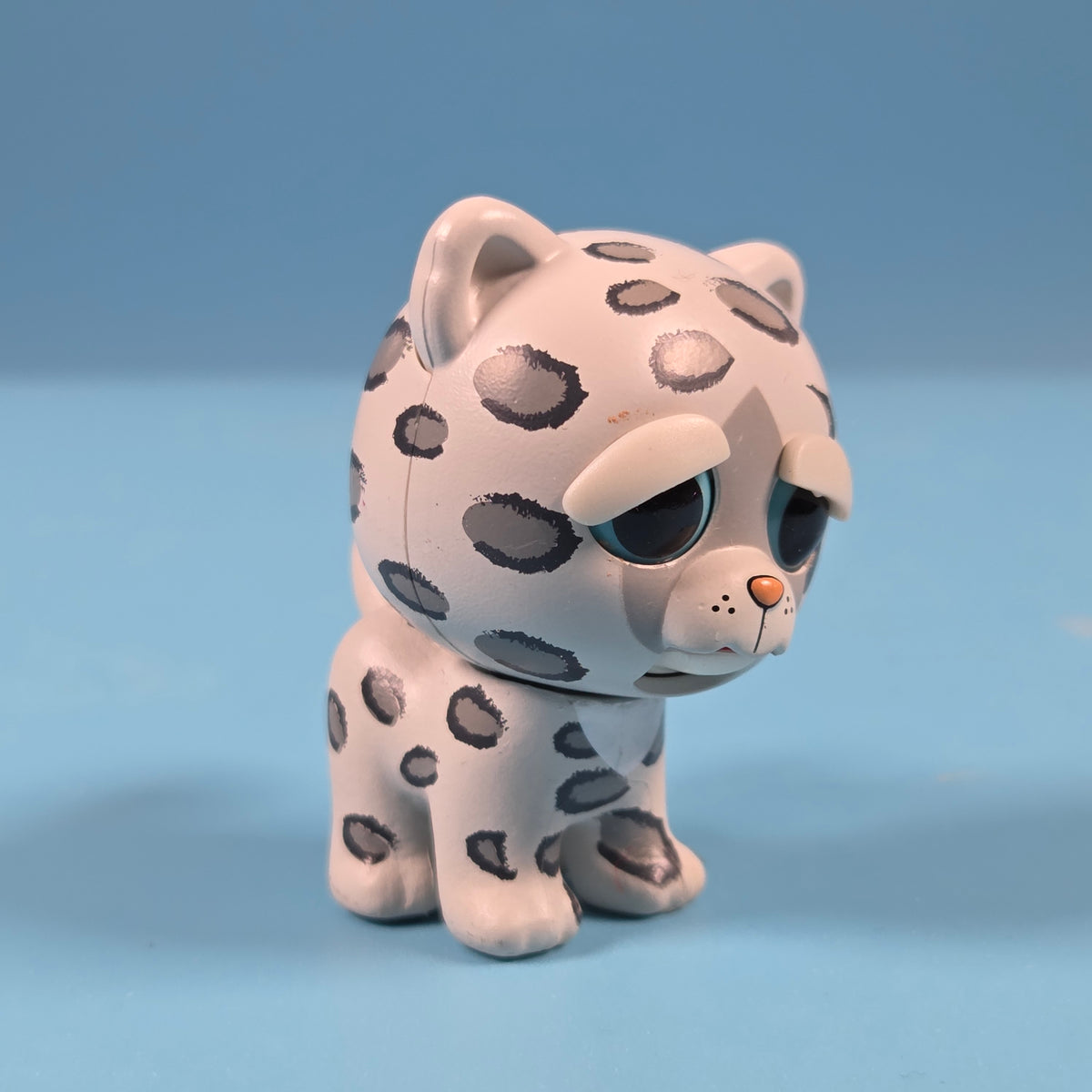 Feisty Pets Mini Misfits Series 1 - Lethal Lena (Snow Leopard)