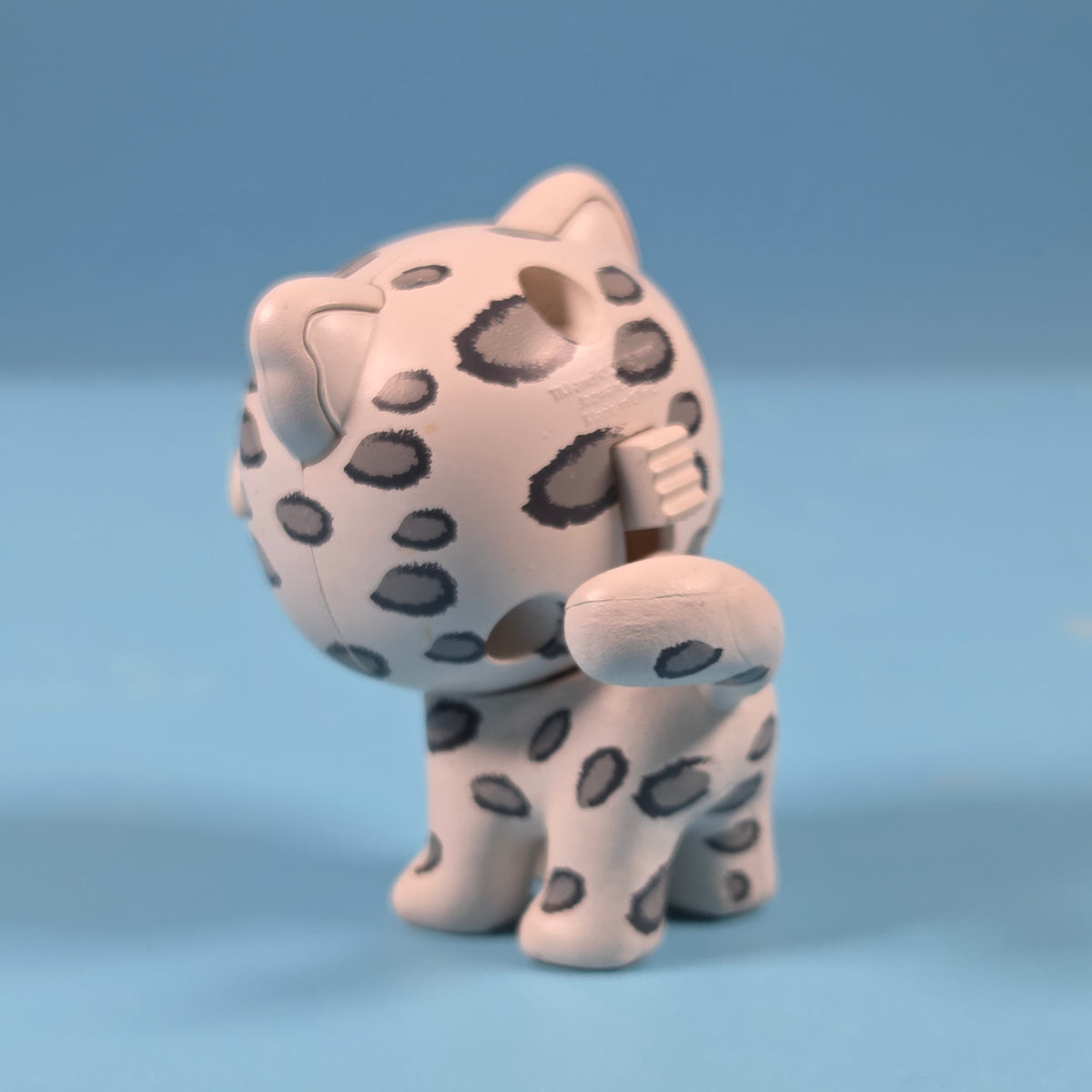 Feisty Pets Mini Misfits Series 1 - Lethal Lena (Snow Leopard)
