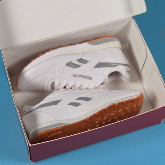 Mini Brands Sneakers Miniatures - Reebok White & Grey Sneakers